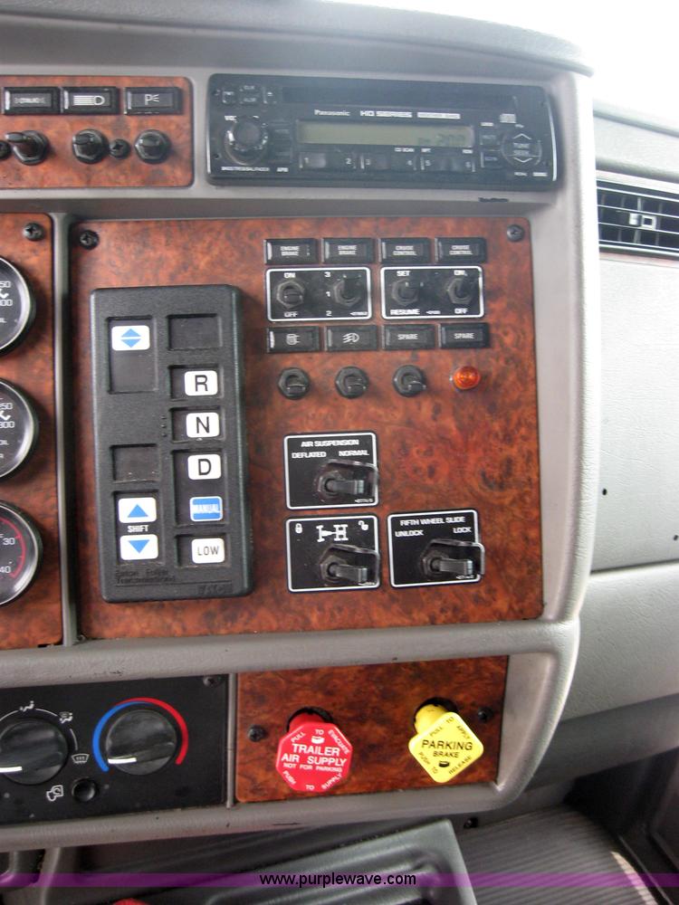 image for item 2626 2005 Kenworth Construct T600 semi truck