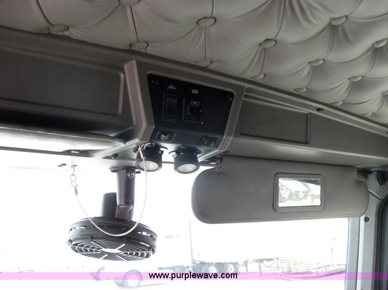 image for item 2626 2005 Kenworth Construct T600 semi truck