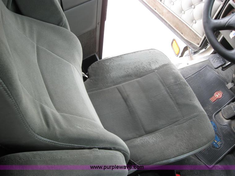 image for item 2626 2005 Kenworth Construct T600 semi truck