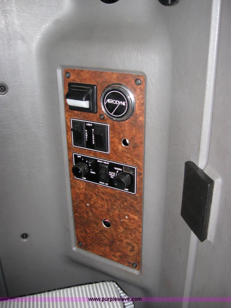 image for item 2626 2005 Kenworth Construct T600 semi truck