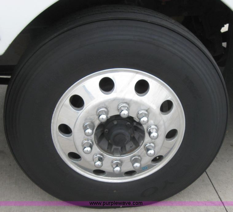 image for item 2626 2005 Kenworth Construct T600 semi truck