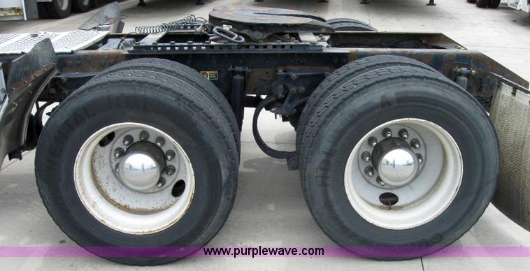 image for item 2626 2005 Kenworth Construct T600 semi truck