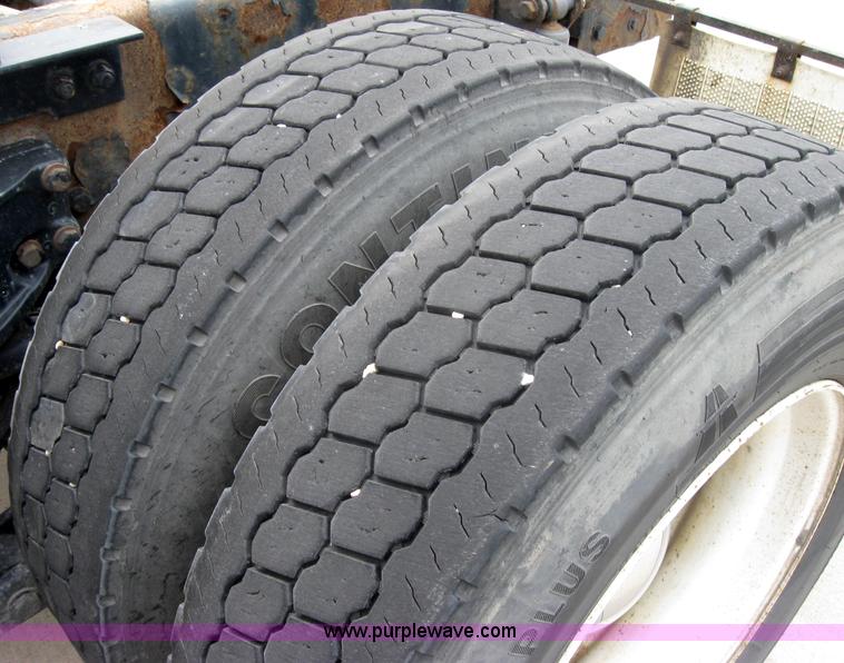 image for item 2626 2005 Kenworth Construct T600 semi truck