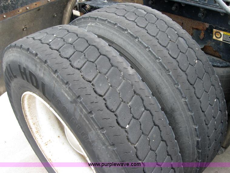 image for item 2626 2005 Kenworth Construct T600 semi truck