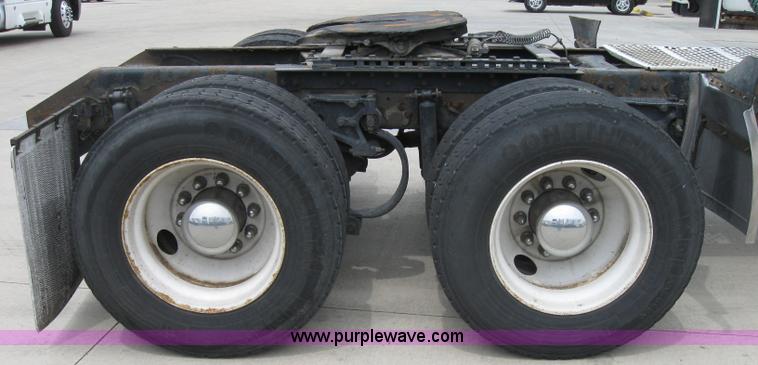 image for item 2626 2005 Kenworth Construct T600 semi truck