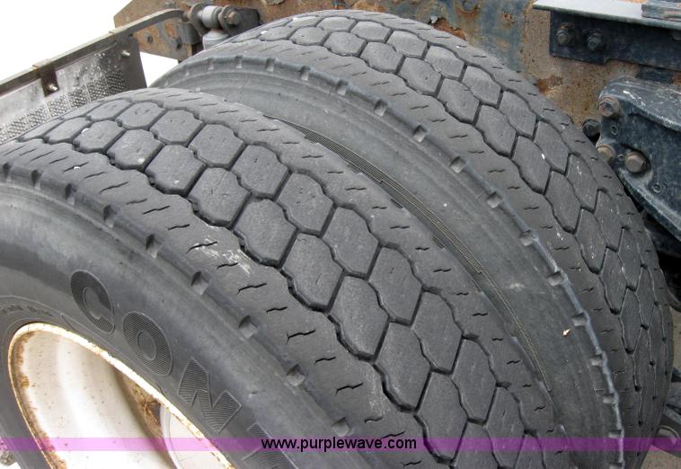 image for item 2626 2005 Kenworth Construct T600 semi truck