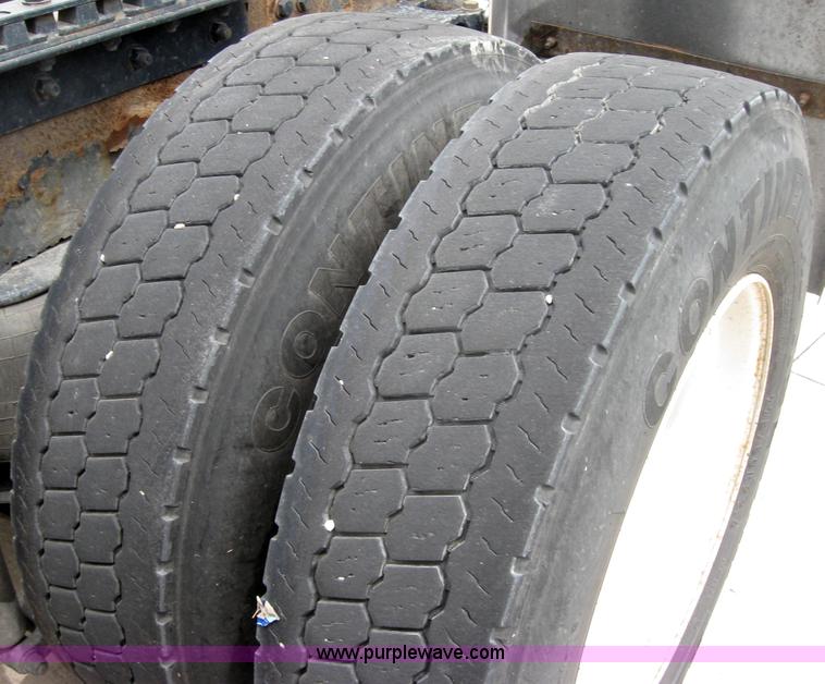 image for item 2626 2005 Kenworth Construct T600 semi truck