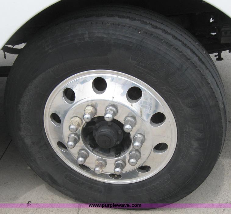 image for item 2626 2005 Kenworth Construct T600 semi truck