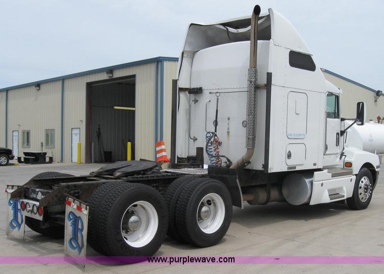image for item 2627 2005 Kenworth Construct T600 semi truck