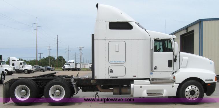image for item 2627 2005 Kenworth Construct T600 semi truck