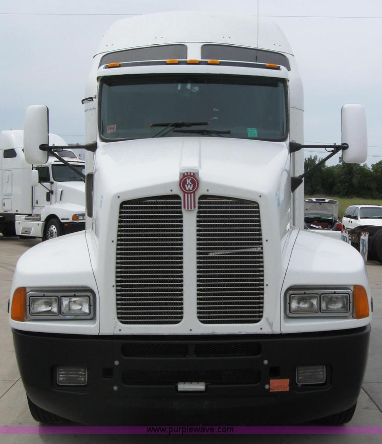 image for item 2627 2005 Kenworth Construct T600 semi truck