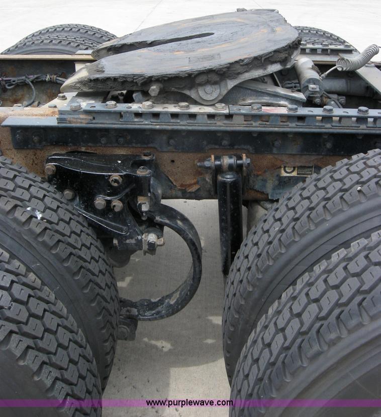 image for item 2627 2005 Kenworth Construct T600 semi truck