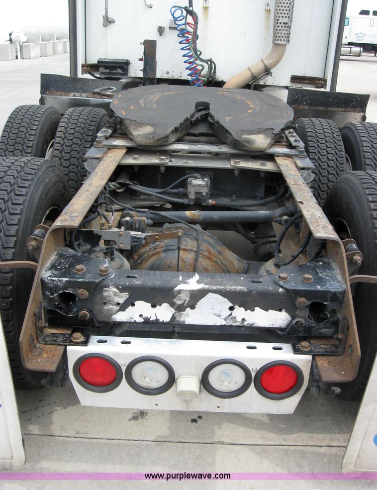 image for item 2627 2005 Kenworth Construct T600 semi truck