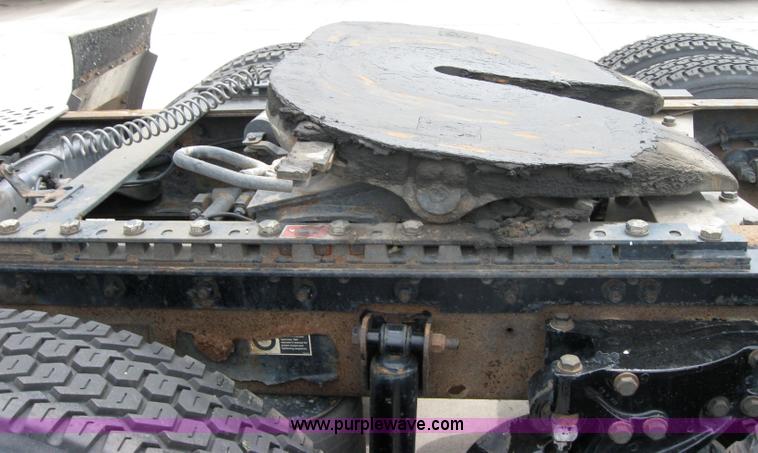 image for item 2627 2005 Kenworth Construct T600 semi truck