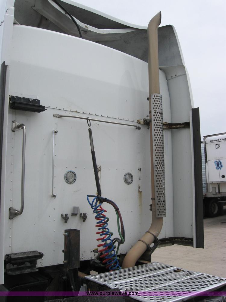 image for item 2627 2005 Kenworth Construct T600 semi truck