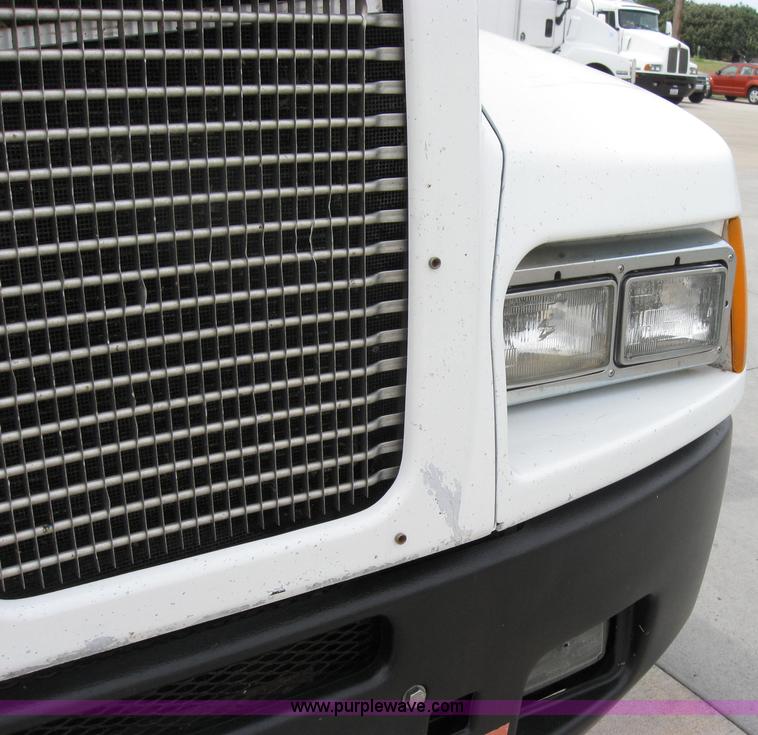 image for item 2627 2005 Kenworth Construct T600 semi truck