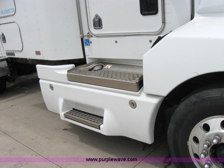 image for item 2627 2005 Kenworth Construct T600 semi truck