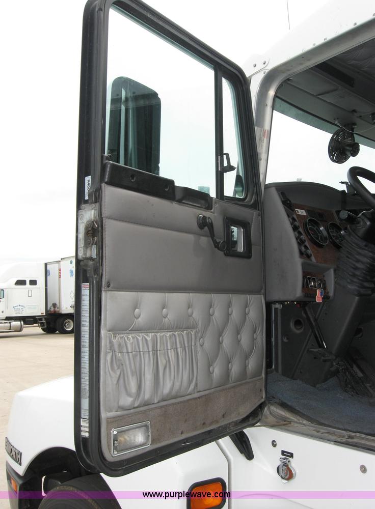 image for item 2627 2005 Kenworth Construct T600 semi truck