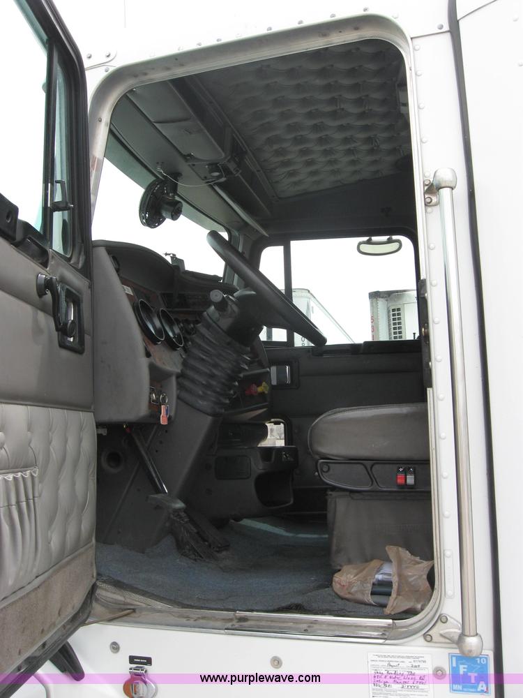 image for item 2627 2005 Kenworth Construct T600 semi truck