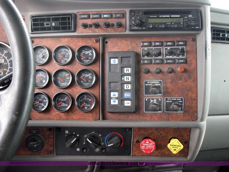 image for item 2627 2005 Kenworth Construct T600 semi truck