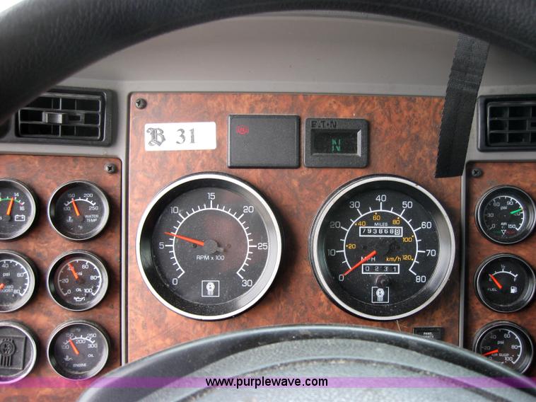 image for item 2627 2005 Kenworth Construct T600 semi truck