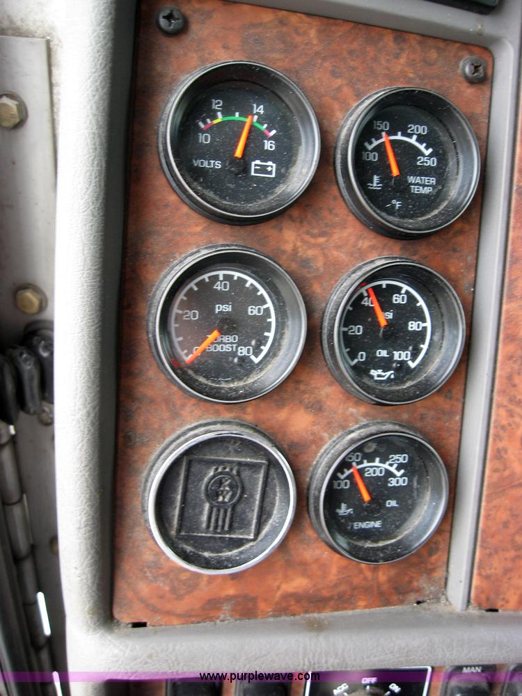 image for item 2627 2005 Kenworth Construct T600 semi truck