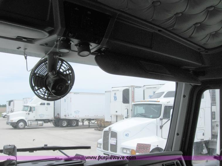 image for item 2627 2005 Kenworth Construct T600 semi truck