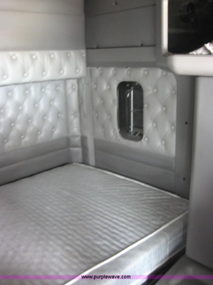 image for item 2627 2005 Kenworth Construct T600 semi truck