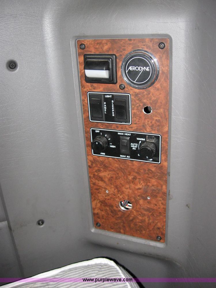 image for item 2627 2005 Kenworth Construct T600 semi truck