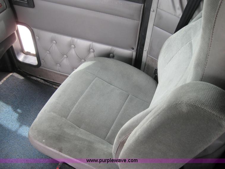 image for item 2627 2005 Kenworth Construct T600 semi truck