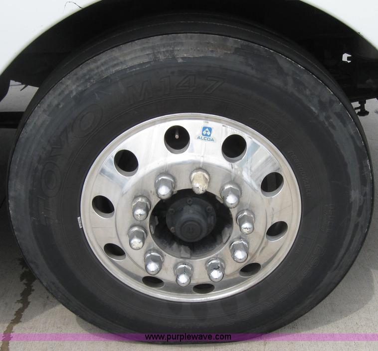 image for item 2627 2005 Kenworth Construct T600 semi truck