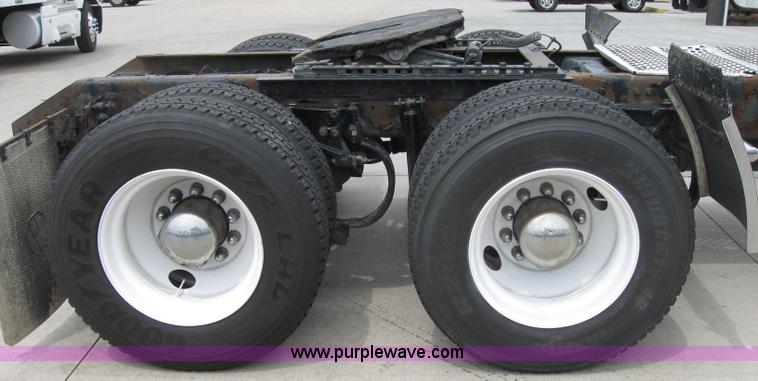 image for item 2627 2005 Kenworth Construct T600 semi truck