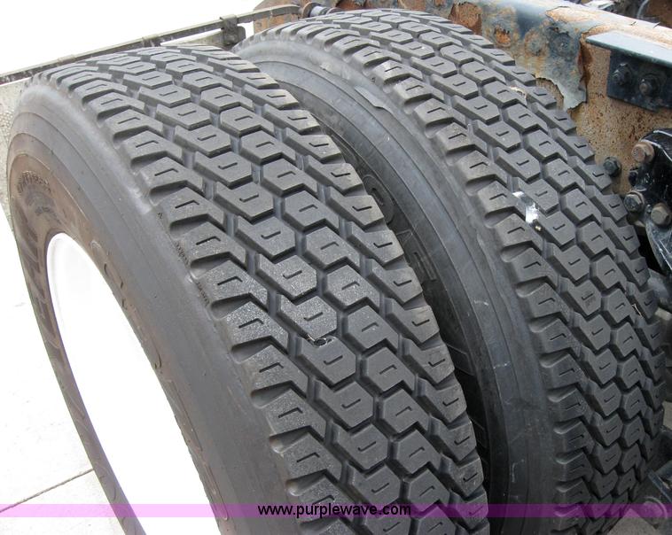 image for item 2627 2005 Kenworth Construct T600 semi truck