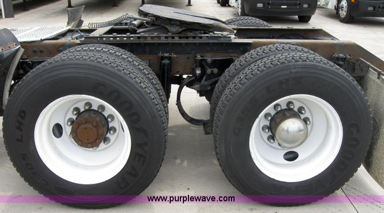 image for item 2627 2005 Kenworth Construct T600 semi truck