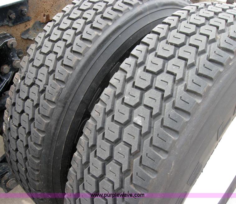 image for item 2627 2005 Kenworth Construct T600 semi truck