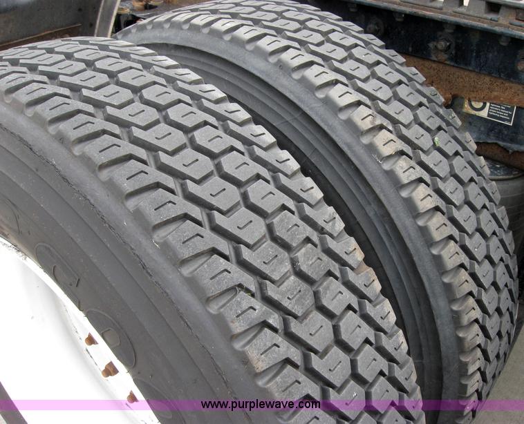 image for item 2627 2005 Kenworth Construct T600 semi truck