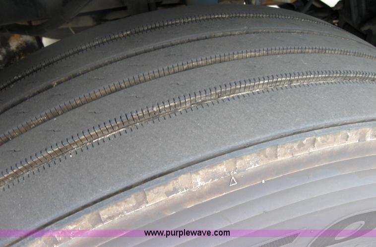 image for item 2627 2005 Kenworth Construct T600 semi truck