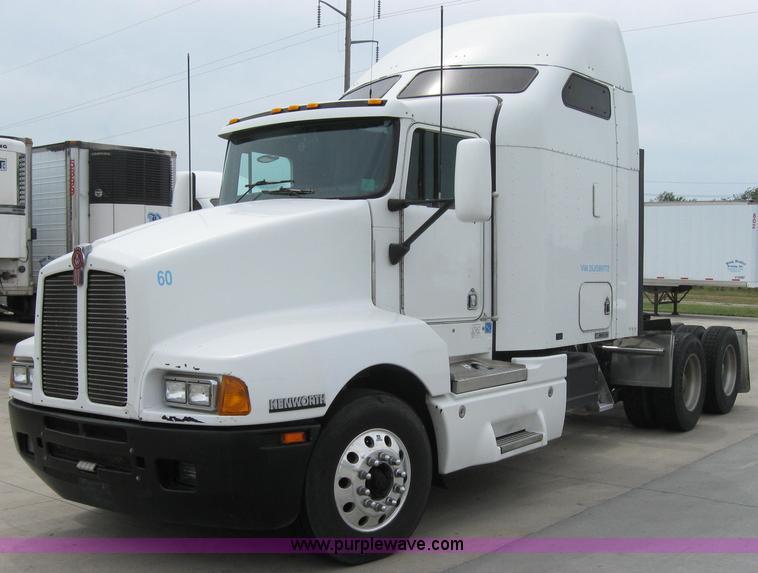 image for item 2628 2005 Kenworth Construct T600 semi truck