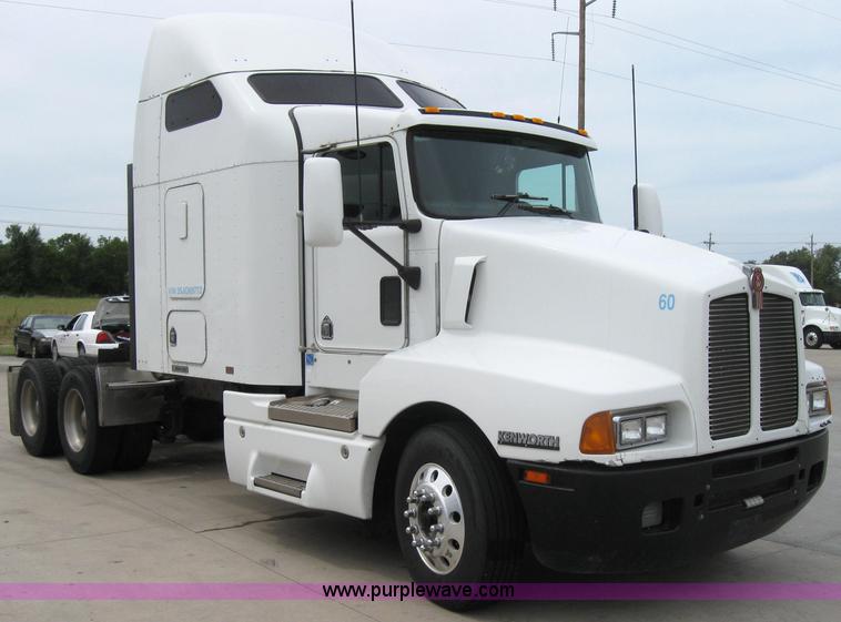 image for item 2628 2005 Kenworth Construct T600 semi truck