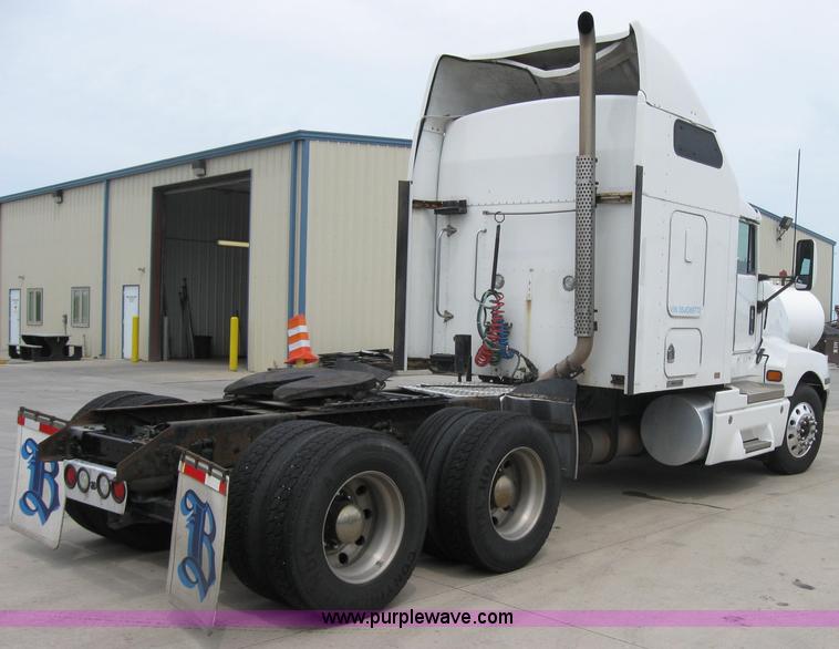 image for item 2628 2005 Kenworth Construct T600 semi truck