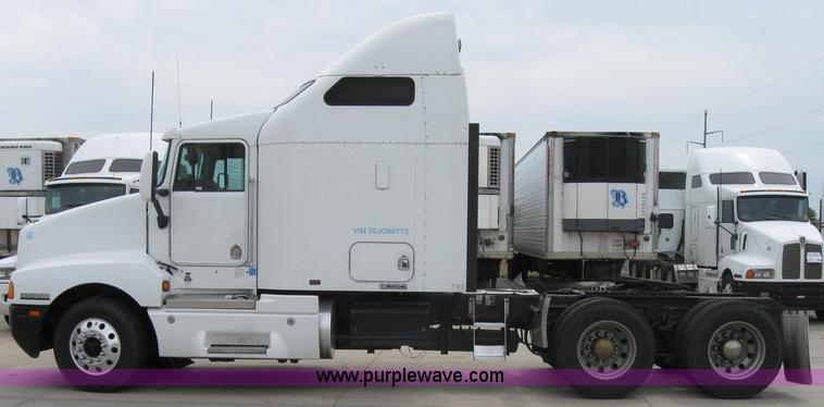 image for item 2628 2005 Kenworth Construct T600 semi truck