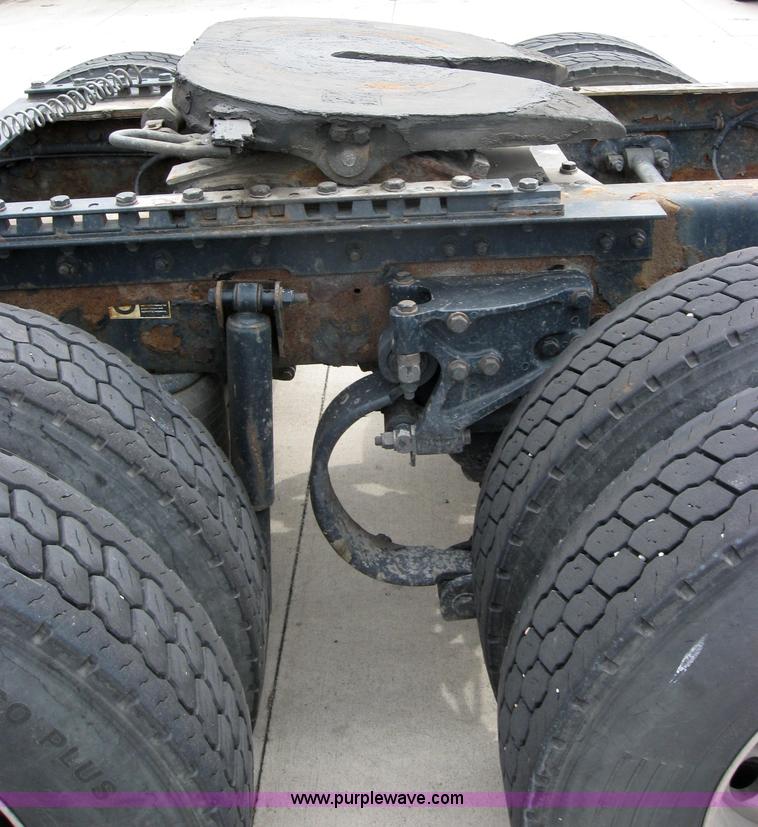 image for item 2628 2005 Kenworth Construct T600 semi truck