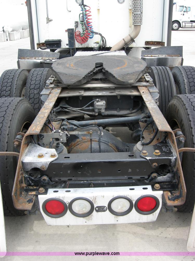 image for item 2628 2005 Kenworth Construct T600 semi truck