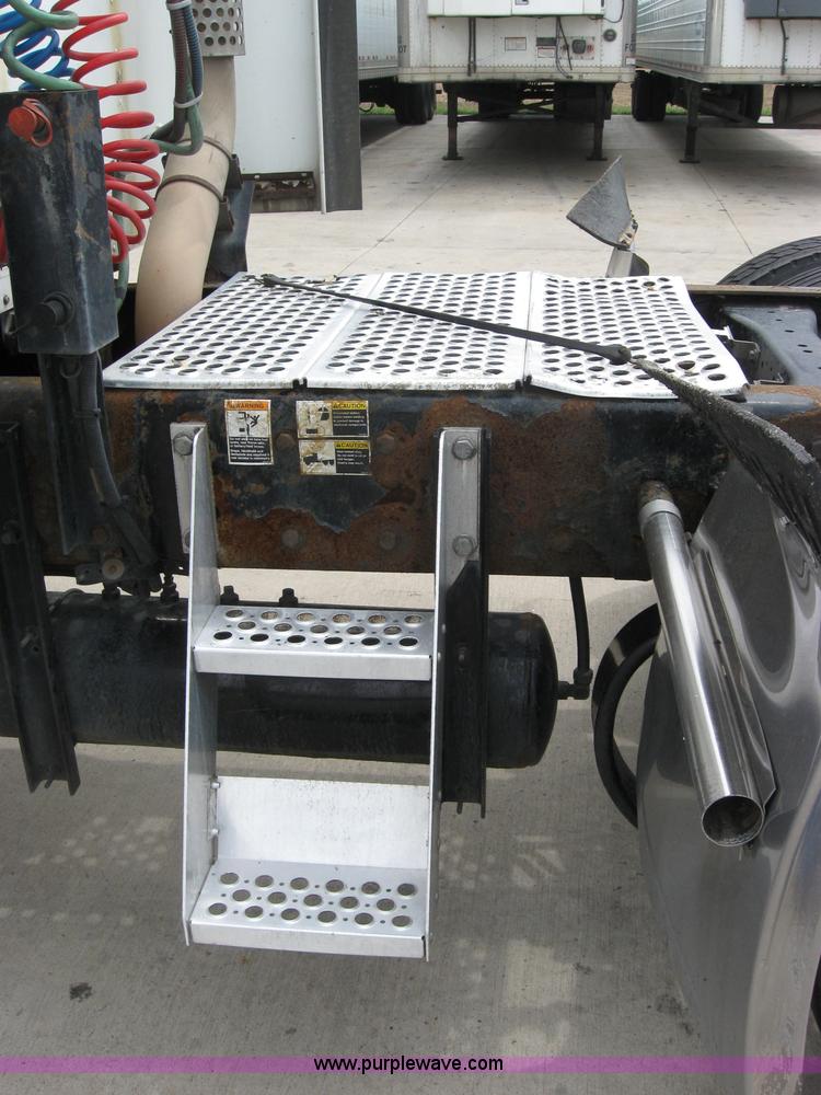 image for item 2628 2005 Kenworth Construct T600 semi truck