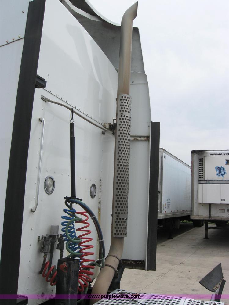 image for item 2628 2005 Kenworth Construct T600 semi truck