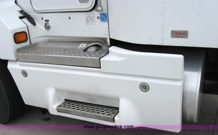 image for item 2628 2005 Kenworth Construct T600 semi truck