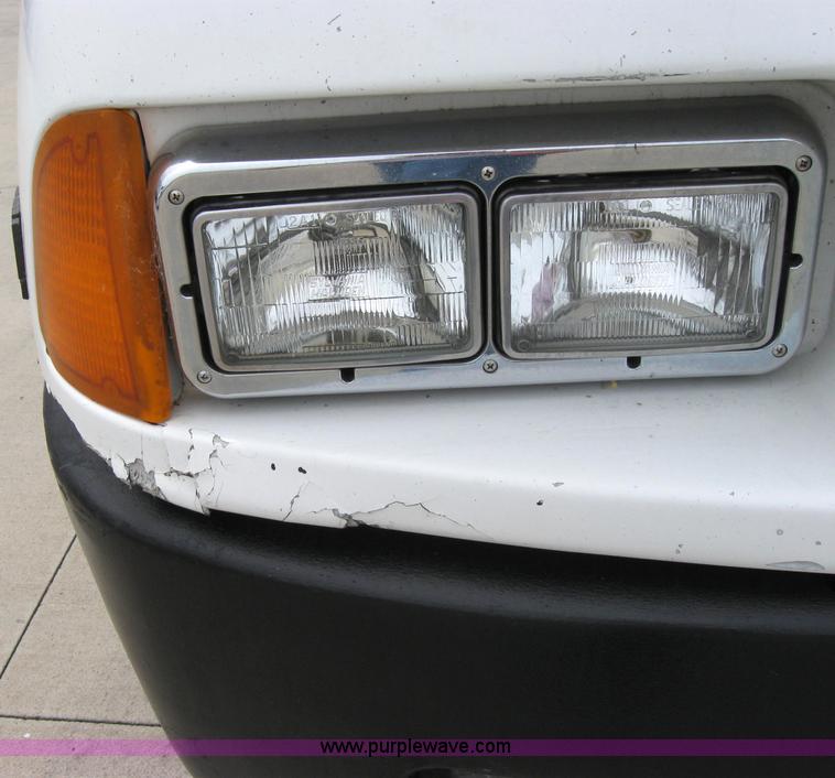 image for item 2628 2005 Kenworth Construct T600 semi truck