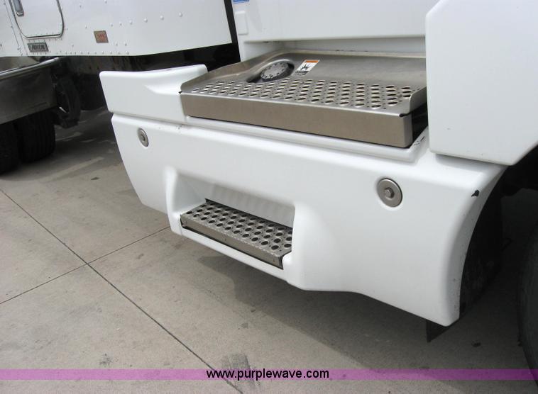 image for item 2628 2005 Kenworth Construct T600 semi truck