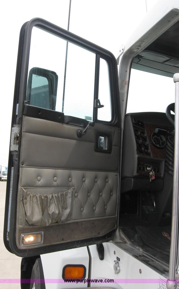 image for item 2628 2005 Kenworth Construct T600 semi truck