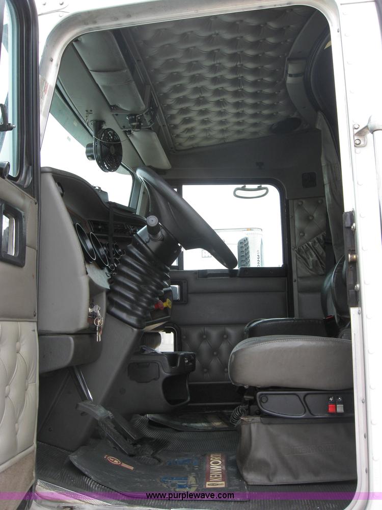 image for item 2628 2005 Kenworth Construct T600 semi truck
